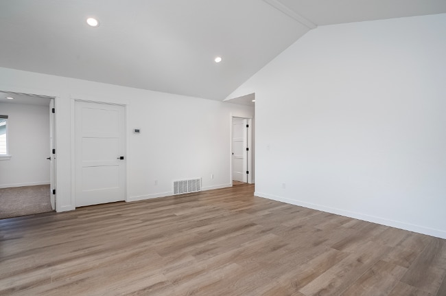 Building Photo - 124 W View Dr