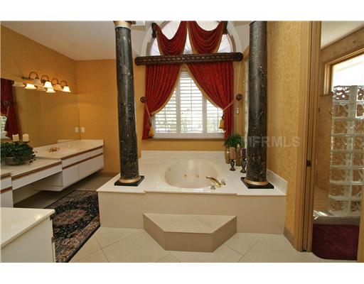 Building Photo - 2140 Lake Vilma Dr