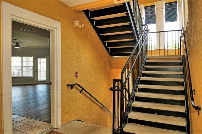 Building Photo - Second floor, 2/2 updated unit, available ...