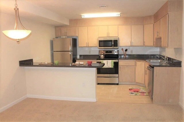 Building Photo - 10 Waterfall Dr