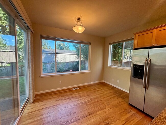 Building Photo - 4 Bed + Bonus, 2.5 Bath, Fully Fenced Yard, 2 Car Garage