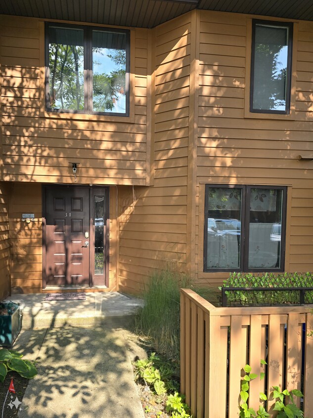 Foto principal - 31 Sayre Dr