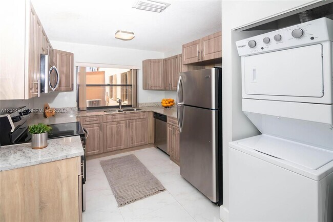 Foto del edificio - 17059 NW 60th Ct