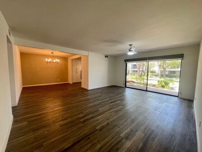 Foto del edificio - AVAILABLE NOW!! GORGEOUS 2 Bedroom 2 Bathroom Palm Springs Condo!