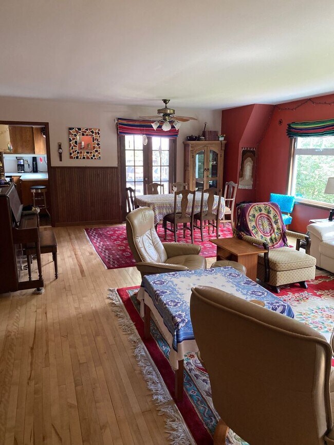 Foto del edificio - 4 Bedroom Upstairs Unit in a Country Setting