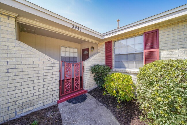 Foto del edificio - 5941 Leesway Blvd