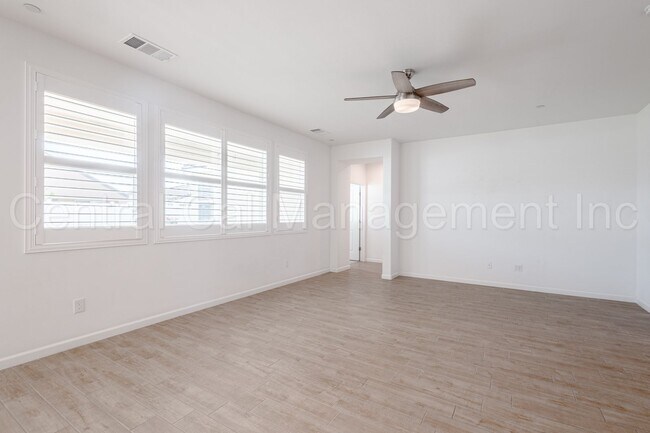Foto del edificio - 4 Bedroom/2 Bath Home with Paid Solar - $2995 Per Month!