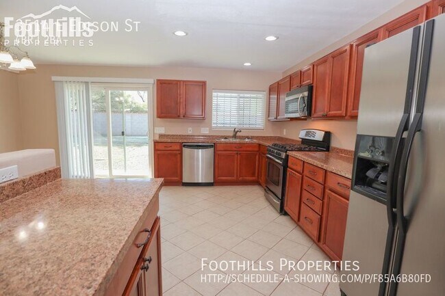 Building Photo - 4 BR 2 BA - Midtown House