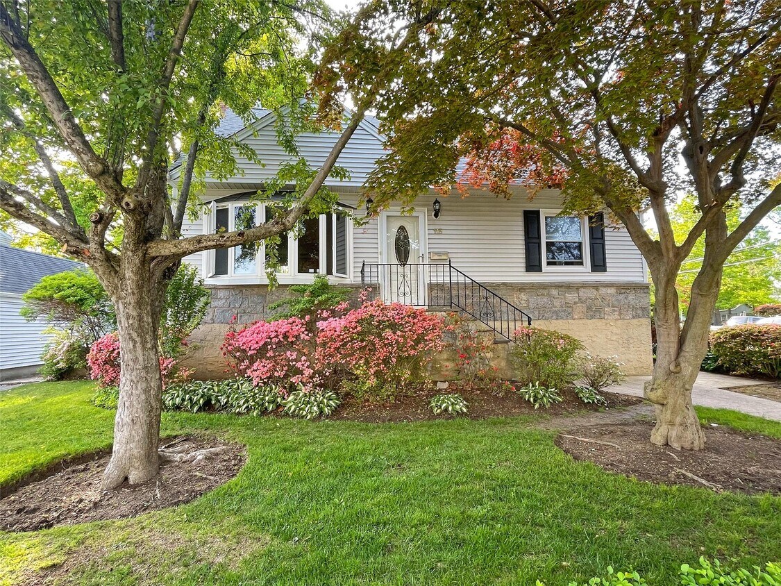 Primary Photo - 115 Lyons Rd
