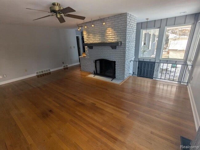 Foto del edificio - 5155 Greenview Dr