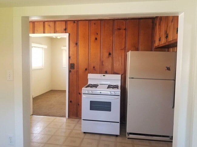 Building Photo - Neat Vintage Home w/ Small Office near Dow...