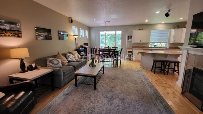 Building Photo - Beautiful 3 BD | 2.5 BA Near Tanner Creek ...