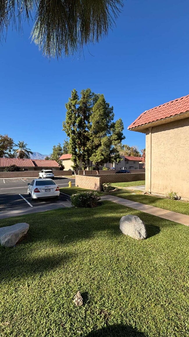 Building Photo - 2 Bedrooms Townhome Availble For Rent in I...