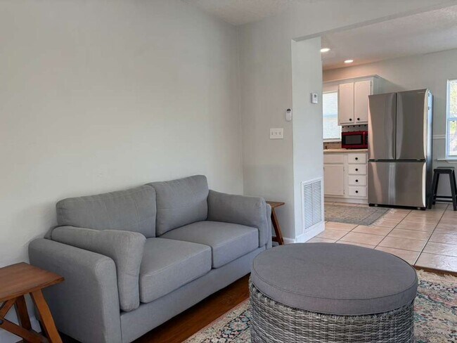 Foto del edificio - 2 Bedroom Apartment in the Desirable Westminster Heights Neighborhood