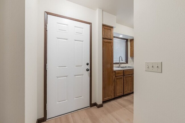Building Photo - 2 bed 1 bath New Floors, New Paint