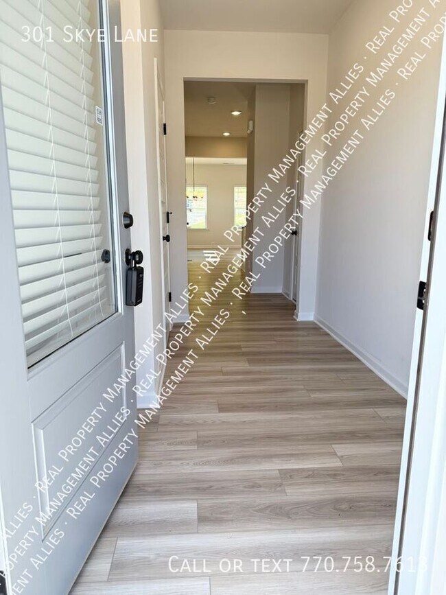 Foto del edificio - 301 Skye Ln