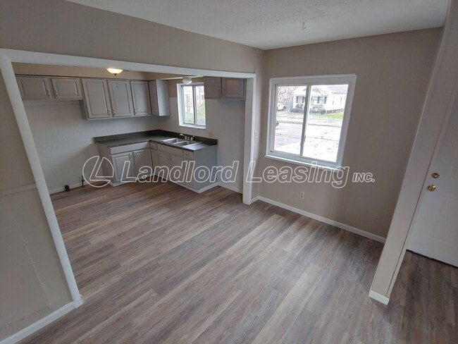 Building Photo - Freshly painted 3 bedroom with new flooring throughout!