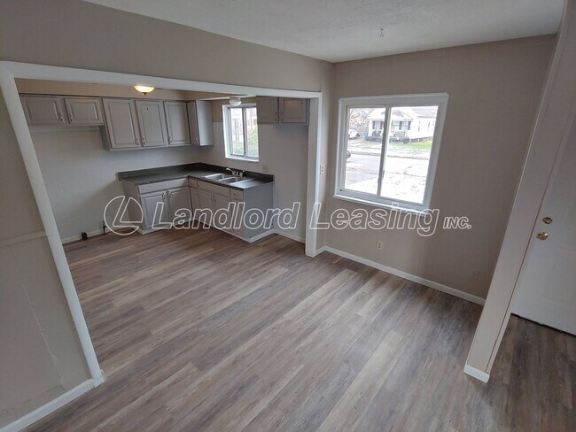 Foto del edificio - Freshly painted 3 bedroom with new flooring throughout!