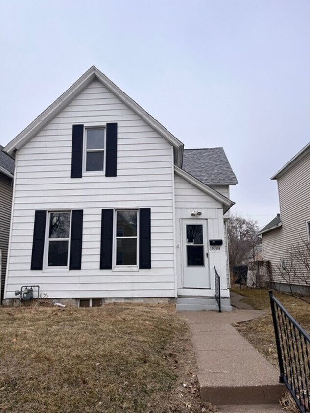 Foto principal - Single Family 4 bedroom 1.5 bath in Davenport