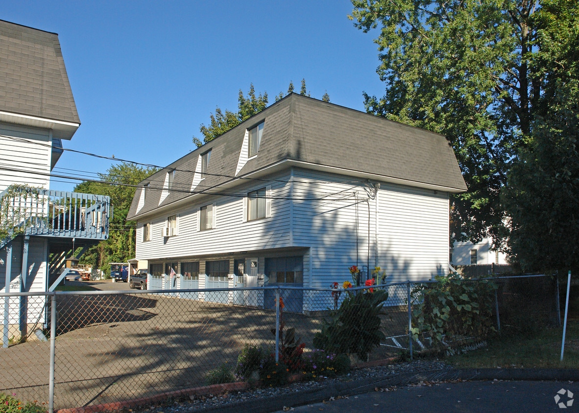 Building Photo - 26-28 Upson St