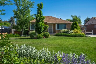 Building Photo - 7425 Montview Blvd