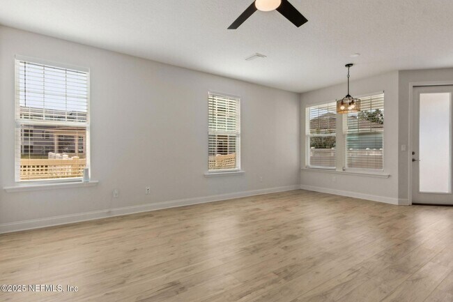 Building Photo - 205 Daydream Ave