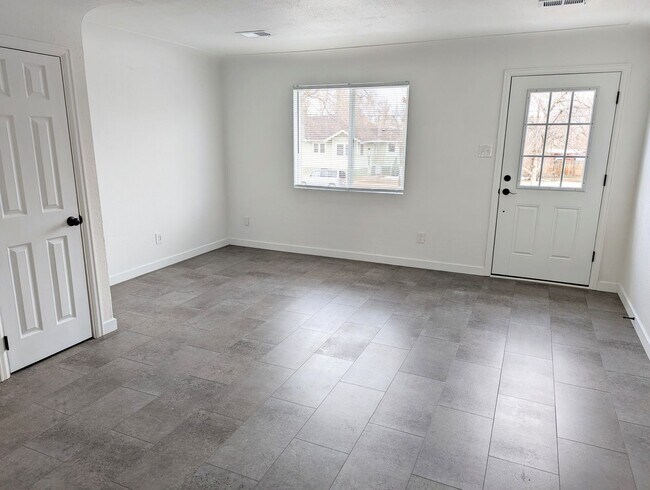Building Photo - Newly Updated 2-Bed 2-Bath Apartment in Gr...