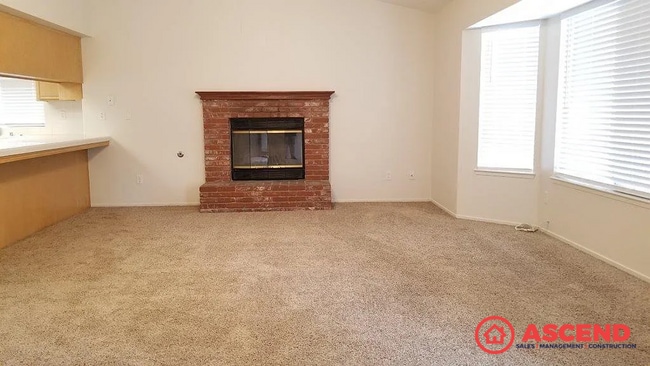 Building Photo - Spacious 3 Bedroom Home with Fireplace & Garage in Northwest Bakersfield