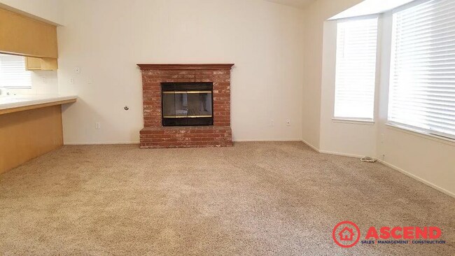 Foto del edificio - Spacious 3 Bedroom Home with Fireplace & Garage in Northwest Bakersfield