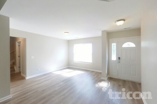 Building Photo - 633 Thornbird Cir