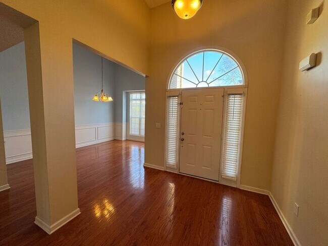 Foto del edificio - Prime Location and Fenced Yard