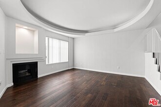 Building Photo - 10627 Moorpark St
