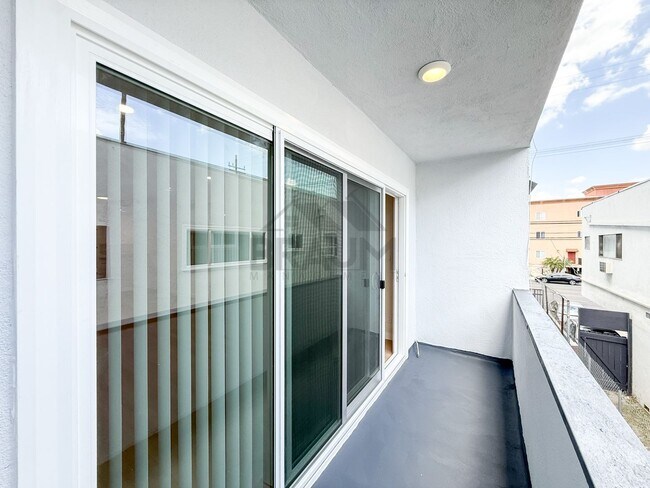 Foto del edificio - 6039 Whitsett Ave