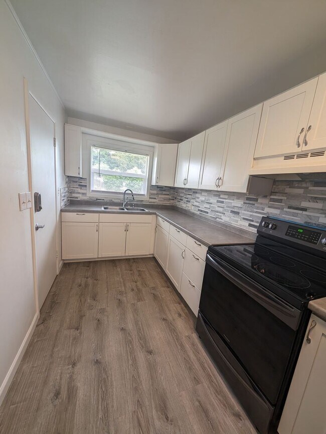 Building Photo - Cute and Cozy, Centrally Located Triplex w...