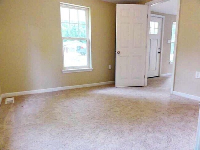 Building Photo - Great 2 Bed 1 Bath in Riverside