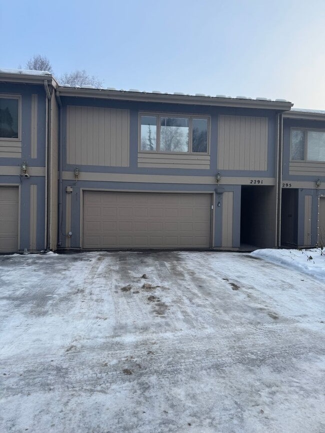 Building Photo - Stunning 2 bedroom townhouse