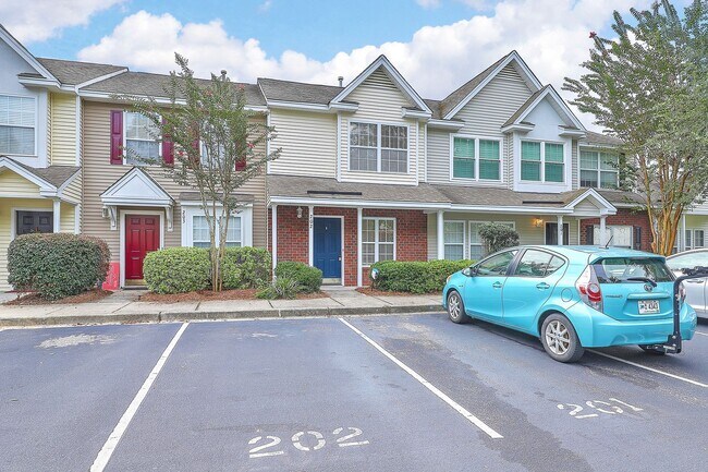 Foto del edificio - Move in Ready Townhouse in Summer Wood!