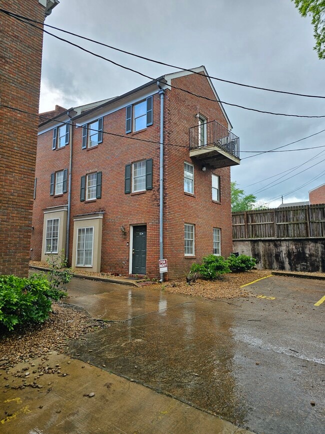 Building Photo - 613 University Dr