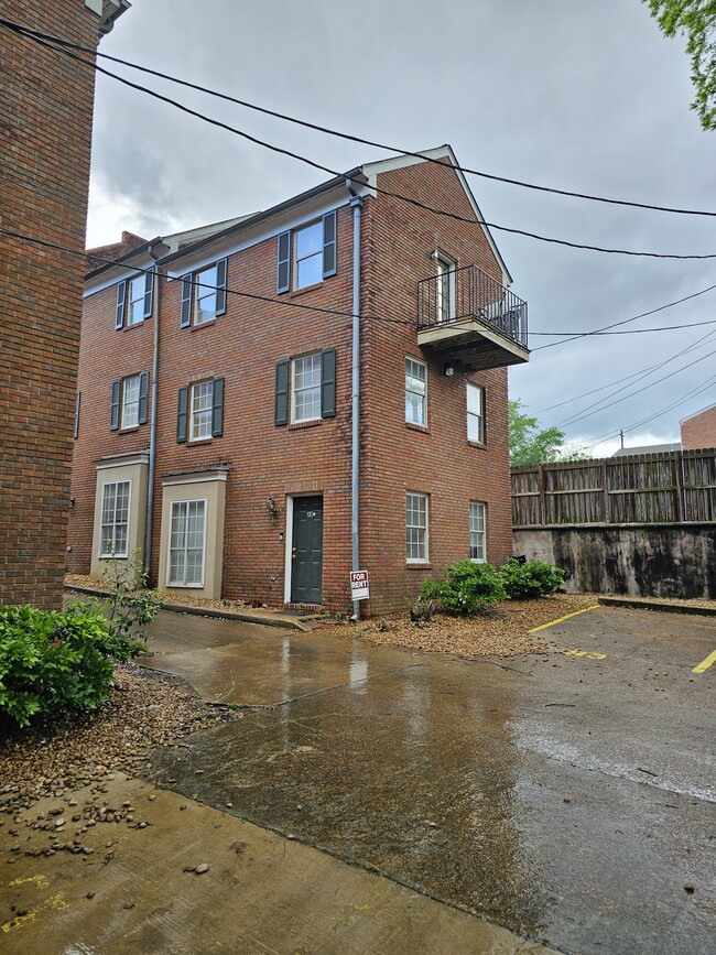 Foto del edificio - 613 University Dr