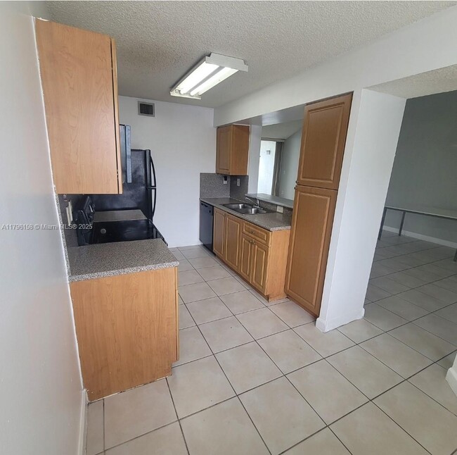 Foto del edificio - 4850 NW 97th Pl
