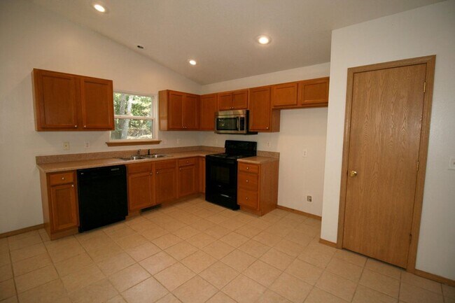 Building Photo - 3 Bedroom on a Large Corner Lot!   OAKWOOD...
