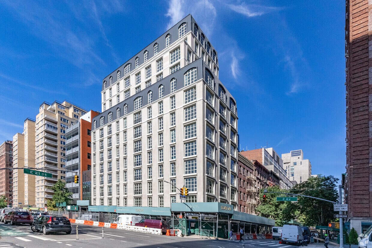 Primary Photo - 250 East 21st Street
