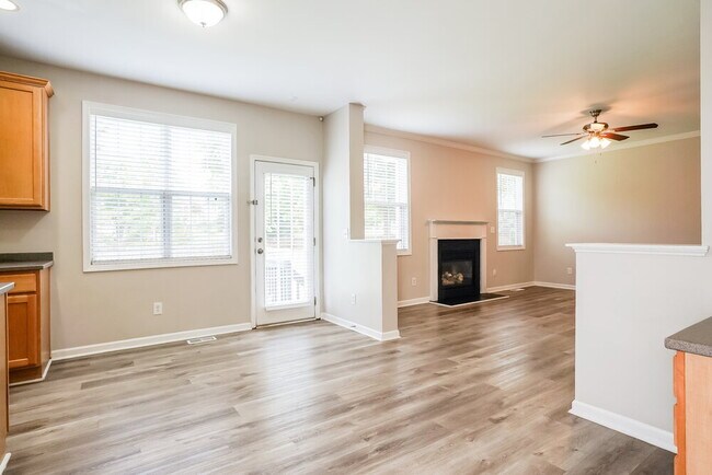 Foto del edificio - 2327 Spruce Shadows Ln