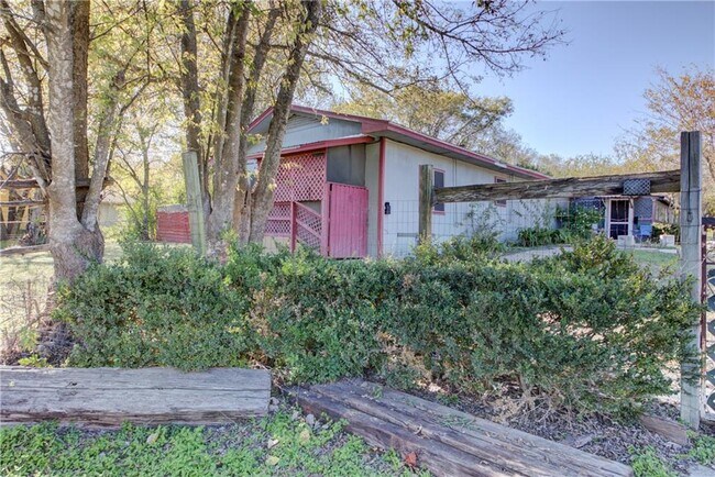 Building Photo - 2304 Thrasher Ln