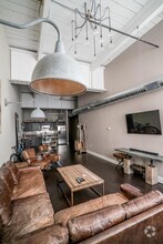 Building Photo - 1501 W Horatio St