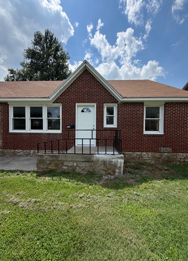Building Photo - 715 N Forest Ave