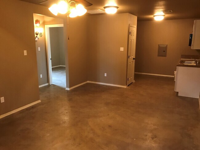 Building Photo - Newer construction home!