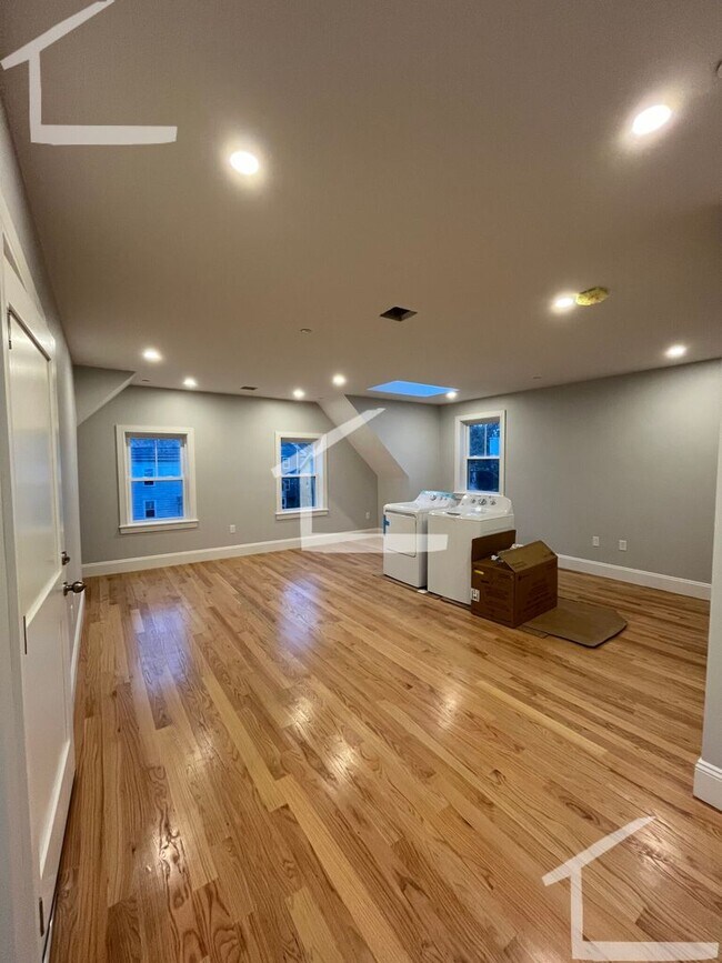 Building Photo - Brighton 3 bed 2 bath....