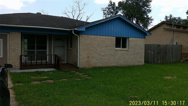 Building Photo - 131 Lakewood Dr