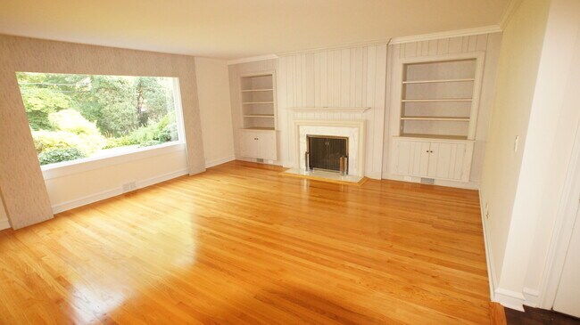 Building Photo - 460 Highcrest Dr